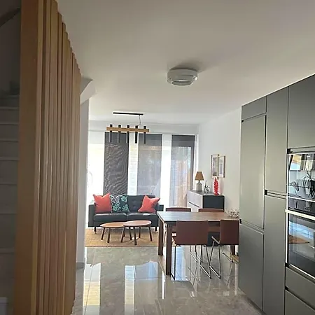 Modern Seaview Townhouse In Coral Bay 酒店 4*