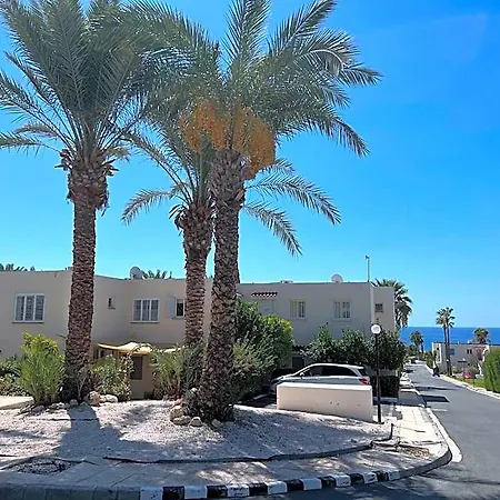 Modern Seaview Townhouse In Coral Bay 4*