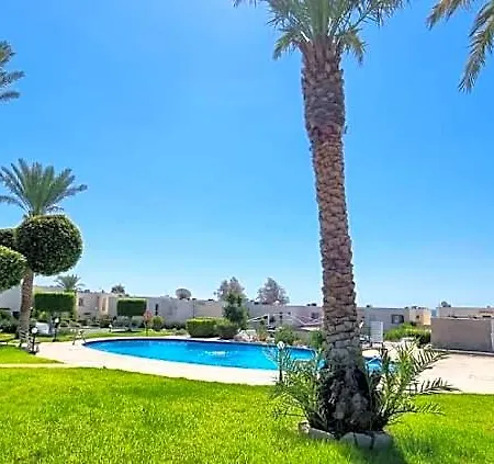 Modern Seaview Townhouse In Coral Bay 4*